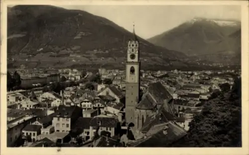 Ak Meran Merano Südtirol, Stadtansicht  Kirchturm, Berge im Hintergrund