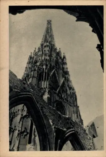 Ak Wien 1 Innere Stadt, Stephansdom in  eingestürzte Gewölbe, Blick zum Steffel, Aufnahme Chmel