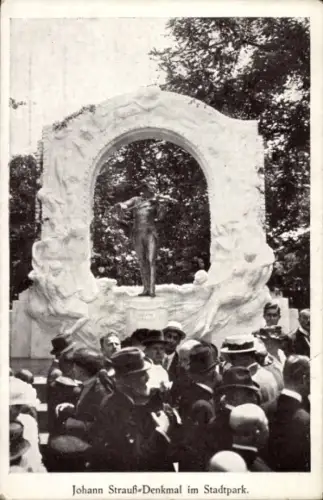 Ak Hamburg Nord Winterhude, Stadtpark, Johann Strauß-Denkmal,  Menschenmenge,  