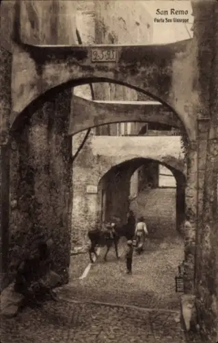 Ak San Remo Ligurien,  Porta San Giuseppe,  Gasse, Menschen, Esel