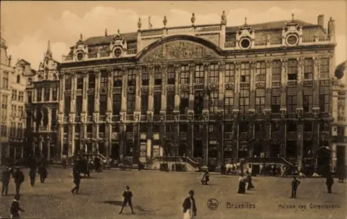Ak Bruxelles Brüssel,  Maison des Corporations,  Architektur, Menschen auf der Straße
