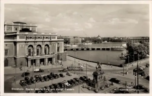 Ak Stockholm Schweden,  Gustav Adolfs Torg, Kungl. Teatern, Statue, Fluss