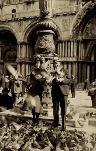 Ak Venezia Venedig Veneto, Paar mit Tauben,  Hochzeitsreise, 1931