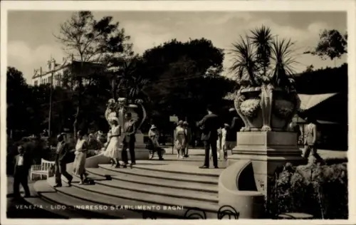 Ak Lido di Venezia Veneto,  Eingangsbereich, Menschen, Pflanzen, Statuen