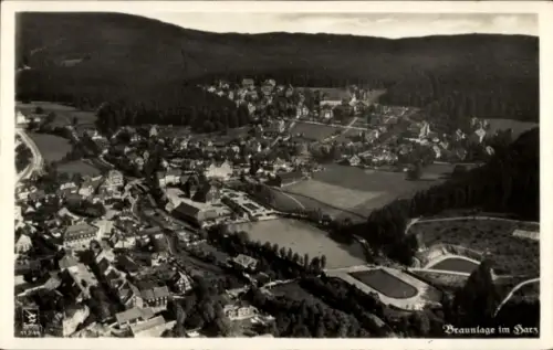 Ak Braunlage im Harz, Luftaufnahme von Braunlage, Harz, Landschaft, Häuser, Teich