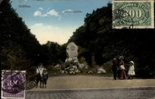 Ak Cottbus in der Niederlausitz, Jahndenkstein,  Menschen, Blumen, 