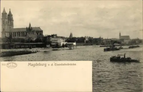 Ak Magdeburg an der Elbe,  Flussansicht, Eisenbahnbrücke, Gebäude, Kirche