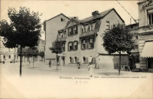 Ak Weimar in Thüringen, Goethe,  Schillerhaus, Bäume, Straßenansicht,  
