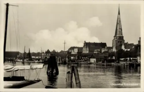Ak Ostseebad Travemünde Lübeck, Ostseebad  Hafenansicht, Kirche mit spitzem Turm, Segelboot