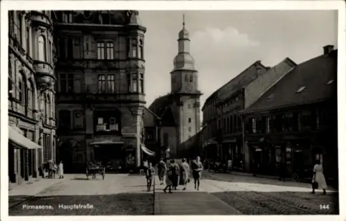 Ak Pirmasens am Pfälzerwald,  Hauptstraße, Stadtansicht, Menschen auf der Straße