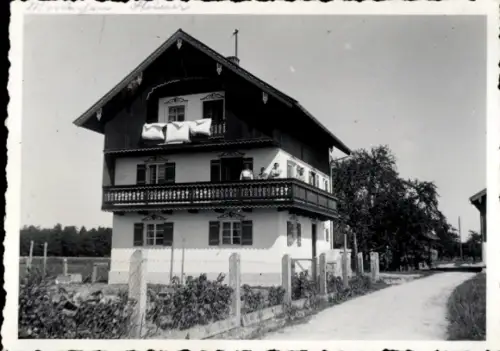 Ak Prien am Chiemsee Oberbayern, Haus mit Balkon, Bäume, Weg, keine Personen, schwarz-weiß