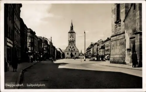 Ak Deggendorf an der Donau Niederbayern,  Luitpoldplatz, s Gebäude, Straßenansicht