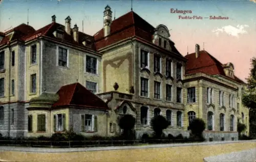 Ak Erlangen in Mittelfranken Bayern,  Puchta-Platz, Schulhaus