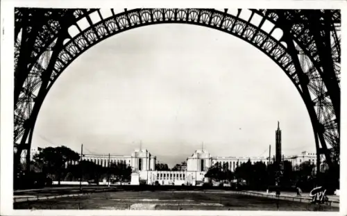 Ak Paris XVI Trocadéro, Palais de Chaillot, unter dem Eiffelturm, Schwarz-Weiß-Foto