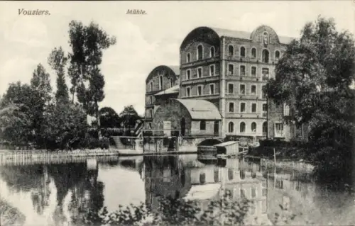 Ak Vouziers Ardennes, Mühle in  Wasser, Bäume,  Gebäude