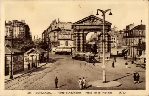 Ak Bordeaux Gironde,  Porte d'Aquitaine, Place de la Victoire, Straßenbahn, Cafés