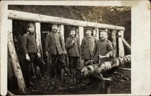 Foto Ak Deutsche Soldaten in Uniformen, Holzstück, Säge, I. WK