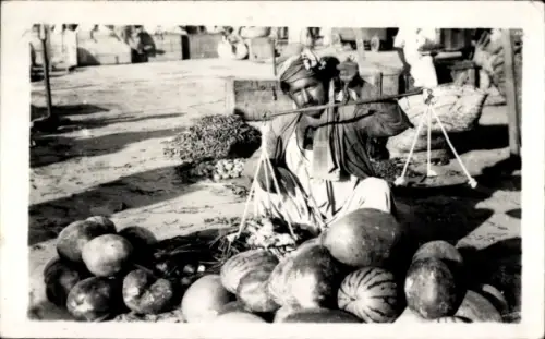 Ak Karatschi Karachi Pakistan, Händler, Waage, Früchte