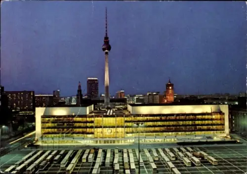 Ak Berlin Mitte, Palast der Republik, Fernsehturm, Rathaus, Nachtbeleuchtung
