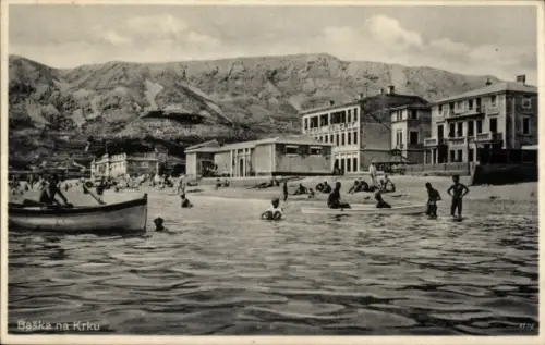 Ak Baška Kroatien, Strandansicht, Menschen im Wasser, Boote, Berge im Hintergrund