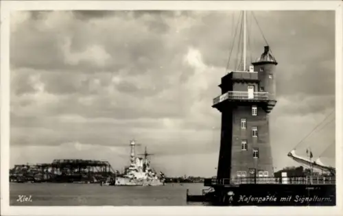 Ak Kiel, Hafen mit Signalturm, Schiff im Hintergrund, Wolken