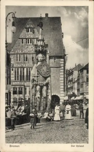 Ak Bremen, Statue Der Roland, Menschen in n Kleidern, Stadtansicht, Bremen