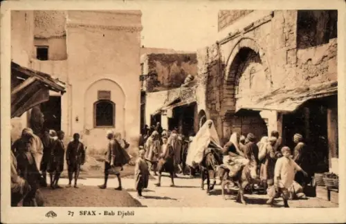 Ak Sfax Tunesien, Marktstraße, Menschen, Kamele, traditionelle Kleidung,  Bab Djebli