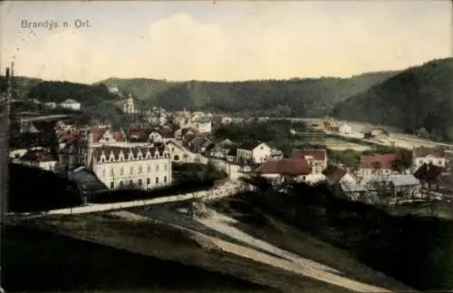 Ak Brandýs nad Orlicí Brandeis an der Adler Region Pardubice, Landschaft mit Häusern, Hügeln, Str