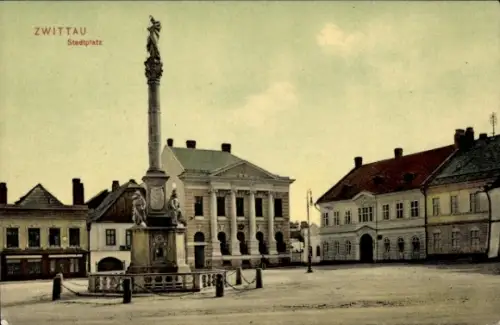 Ak Svitavy Zwittau Region Pardubice, Stadtplatz in  Statue, Gebäude im Hintergrund