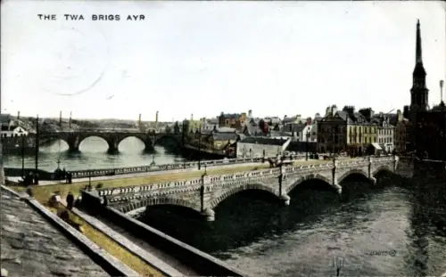 Ak Ayr Schottland, Brücke über den Fluss, Häuser am Ufer, Menschen auf der Brücke