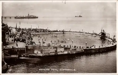 Ak Cliftonville Kent England, Badebecken,  viele Menschen, Schwimmer, Boot
