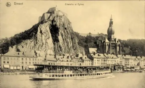 Ak Dinant Wallonien Namur,  Citadelle, Eglise, Boot auf dem Wasser, Felsen im Hintergrund