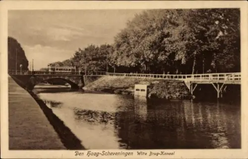 Ak Scheveningen Den Haag Südholland, Brücke über den Kanal, Bäume, Wasser, Schwarz-Weiß-Foto