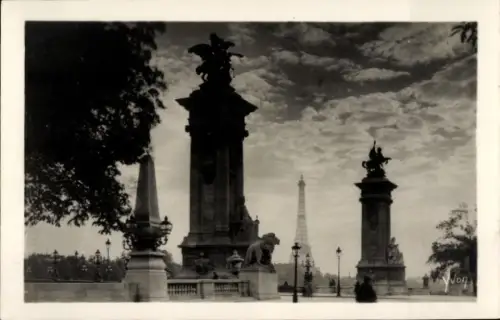 Ak Paris VII, Pont Alexandre III, Eiffelturm im Hintergrund