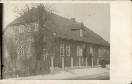 Foto Ak Wittingen in Niedersachsen, Fachwerkhaus, Anwohner, Winter