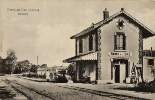 Ak Berry au Bac Aisne, Bahnhof, Gleisansicht