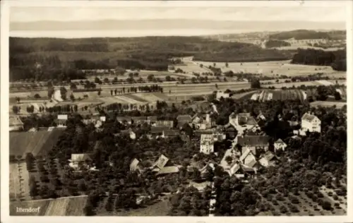 Ak Ittendorf Markdorf Bodenseekreis Baden, Luftaufnahme von  ländliche Umgebung, viele Bäume und 