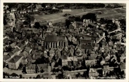 Ak St. Wendel im Saarland, Luftaufnahme von  Stadtansicht, Kirche, Häuser