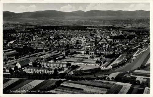 Ak Landau in der Pfalz, Luftaufnahme von Landau, Pfalz, Stadtansicht, Felder, Berge im Hintergrun