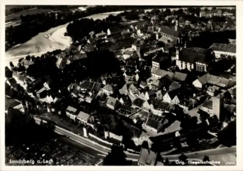 Ak Landsberg am Lech Oberbayern, Luftaufnahme von  Häuser, Fluss, Bäume