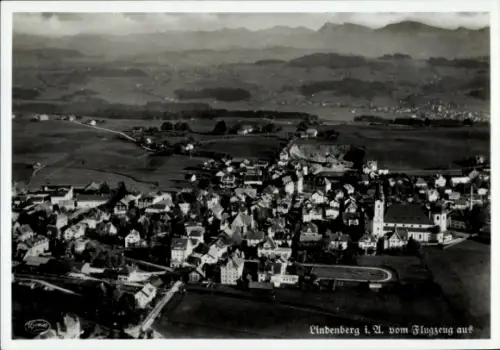 Ak Lindenberg im Allgäu Schwaben, Luftaufnahme von  Berge im Hintergrund, Häuseransicht