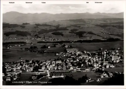 Ak Lindenberg im Allgäu Schwaben, Lindenberg I. Allgäu, Luftaufnahme, Landschaft, Dörfer, Berge