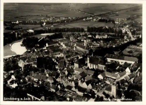 Ak Landsberg am Lech Oberbayern, Luftaufnahme von  Stadtansicht, Fluss, Felder