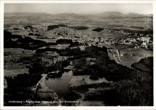 Ak Lindenberg im Allgäu Schwaben, Luftaufnahme vom Ort mit Waldseebad