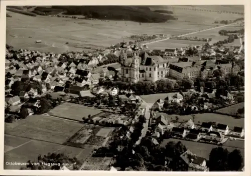 Ak Ottobeuren in Oberschwaben Allgäu, Luftaufnahme von  Kloster, Wohnhäuser, Felder