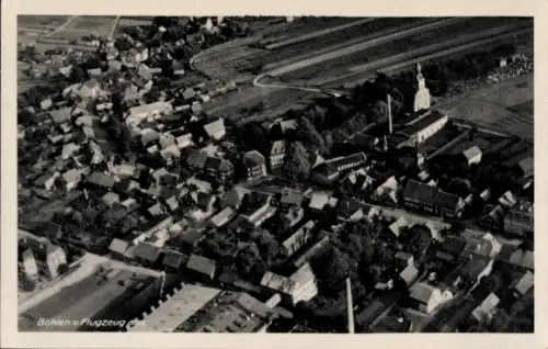 Ak Böhlen im Kreis Leipzig, Luftaufnahme von  Kirche, Wohnhäuser, Straßen