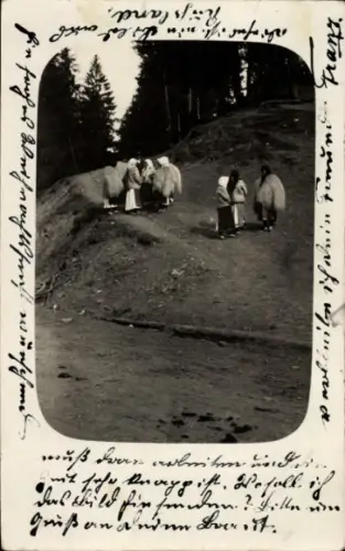 Foto Ak Russland, Anwohner an einem Waldweg, Pelze