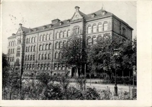 Ak Pölbitz Zwickau in Sachsen, Schulgebäude in  Pölbitz, Schwarz-Weiß-Foto