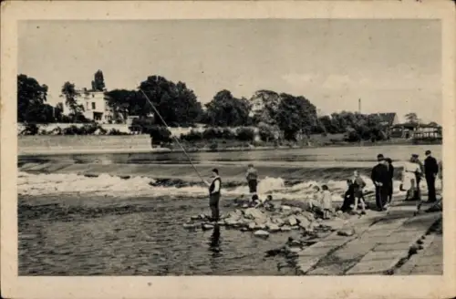 Ak Cracau Magdeburg, Angler am Cracauer Wasserfall, Wehr