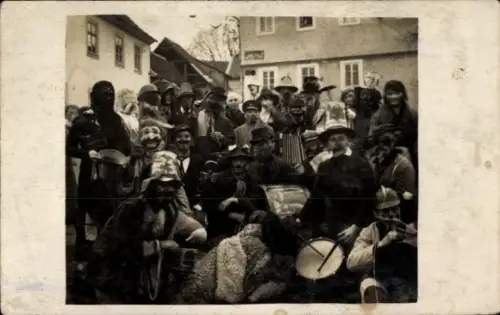 Foto Ak Karneval im Odenwald, Gruppe in Kostümen